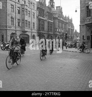 OXFORD DANS LA GUERRE AÉRIENNE - LES ÉVACUÉS ONT LIEU DES ÉTUDIANTS DANS LA VILLE UNIVERSITAIRE Oxford, autrefois calme et sédatif siège de l'apprentissage, a pris un aspect inconnu depuis l'intensification de la guerre aérienne, car il est maintenant une ville de refuge pour plusieurs milliers de mères et d'enfants des zones bombardées de Londres. Bien que certains collèges de l'Université aient été fermés et que de nombreux étudiants de premier cycle soient dans les Forces, il y a peu de chambres vacantes dans la ville. Les maisons où vivaient autrefois les étudiants sont occupées par les évacués. Les trottoirs de la rue principale sont entassés comme jamais Banque D'Images