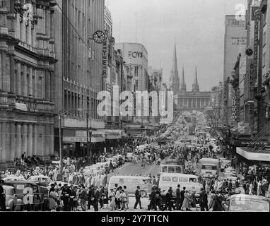 491249 MELBOURNE - CAPITALE DU VICTORIA : MELBOURNE, AUSTRALIE : REGARDANT VERS L'EST LE LONG DE BOURKE STREET, MELBOURNE, LA CAPITALE DU VICTORIA. C'EST LE CENTRE DE VENTE AU DÉTAIL DE LA VILLE, OÙ SE TROUVENT LA PLUPART DES GRANDS MAGASINS. AU SOMMET DE LA RUE BOURKE, AU LOIN, ON PEUT VOIR LES PILIERS DE LA MAISON DU PARLEMENT D'ÉTAT AVEC LES FLÈCHES DE ST. LA CATHÉDRALE CATHOLIQUE ROMAINE DE PATRICK DERRIÈRE. À L'ÉPOQUE RUGISSANTE DES RUÉES VERS L'OR DE VICTORIA IL Y A CENT ANS, LES MINEURS PAYAIENT LEURS ACHATS ICI AVEC DES PÉPITES ET DE LA POUSSIÈRE D'OR. COMME MELBOURNE GR0W ET PROSPÉRÉ, BOURKE STREET A CONSERVÉ SON IMPORTANCE EN TANT QUE Banque D'Images