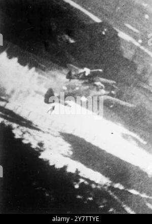 PILOTE ALLEMAND BALLES DE L'AVION PICKABACK cinq de ces étranges engins, des piquets composés d'un chasseur FW190 au-dessus d'un bombardier JU88 bimoteur, ont été aperçus par des pilotes du groupe de chasse US 8 Air Force 55 alors qu'ils escortaient les bombardiers lourds lors de la grande attaque sur Berlin. 19 février 1945 Banque D'Images