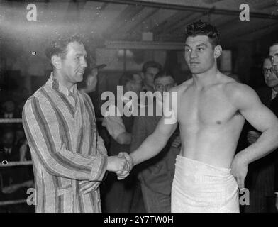 WOODCOCK ET LESNEVICH PÈSENT EN Bruce Woodcock, champion britannique des poids lourds et Gus Lesnevich, détenteur américain du titre mondial des poids lourds, pesés au gymnase Jack Solomons dans le West End pour leur combat à dix ruound à Harringay ce soir (mardi). La photo montre : Lesnevich (à gauche) et Woodcock serrant la main à la pesée. 17 septembre 1946 Banque D'Images