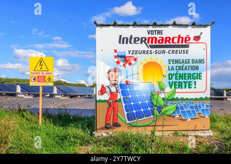 Supermarché local alimenté par énergie solaire - Yzeures-sur-creuse, Indre-et-Loire (37), France. Banque D'Images