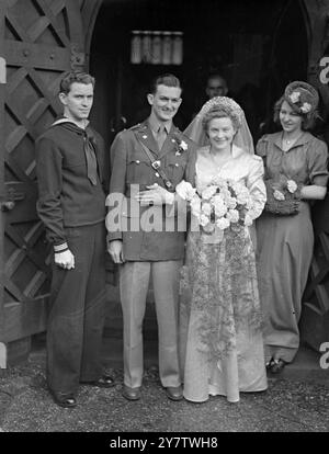 LIEUTENANT DES JEUNES MARIÉS américains À LONDRES le mariage entre le lieutenant Benton M Rogers de l'US Army Air corps, de Spencer, Virginie, États-Unis, et Mlle Violet Kirby de Londres, a eu lieu à l'église St Peter, Hornsey North London. Photos : la mariée et le marié après la cérémonie. 7 novembre 1942 Banque D'Images