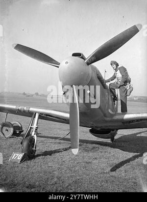 'MUSTANGS' DE L'ARMÉE DE coopération COMMANDEMENT DE LA ROYAL AIR FORCE 'Mustangs' les avions américains maintenant largement utilisés par l'Army Co-operation Command de la Royal Air Force, coopèrent maintenant avec le Fighter Command. Les raids du jour, y compris le tir de moteurs de chemin de fer, de poteaux de canon et d'autres cibles sélectionnées, comptent parmi leurs nombreux successeurs. Les Mustangs sont parmi les avions de coopération de l'Armée les plus rapides jamais construits aux États-Unis et ont récemment mené l'un des raids les plus réussis sur l'Allemagne, les premiers chasseurs monomoteurs basés sur la Grande-Bretagne, à dépasser la frontière du Reich. Armer lourdement Banque D'Images