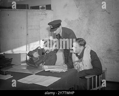 'MUSTANGS' DE L'ARMÉE DE coopération COMMANDEMENT DE LA ROYAL AIR FORCE 'Mustangs' les avions américains maintenant largement utilisés par l'Army Co-operation Command de la Royal Air Force, coopèrent maintenant avec le Fighter Command. Les raids du jour, y compris le tir de moteurs de chemin de fer, de poteaux de canon et d'autres cibles sélectionnées, comptent parmi leurs nombreux successeurs. Les Mustangs sont parmi les avions de coopération de l'Armée les plus rapides jamais construits aux États-Unis et ont récemment mené l'un des raids les plus réussis au-dessus de l'Allemagne, les premiers chasseurs monomoteurs basés en Grande-Bretagne, à dépasser la frontière du Reich. Armer lourdement Banque D'Images