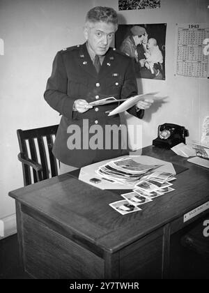 RÉALISATEUR HOLLYWOODIEN D'ORIGINE RUSSE MAINTENANT DANS L'ARMÉE américaine - À LONDRES AVEC LE NOUVEAU FILM EPIC 'PRÉLUDE À LA GUERRE' Anatole Litvak, le réalisateur hollywoodien d'origine russe qui a réalisé 'Hayerling', 'confessions of a Nazi Spy', et 'This Above All', vient d'arriver à Londres en même temps que son film le plus birlliant - un documentaire intitulé 'Prélude à la guerre'. Litvak, qui est maintenant major dans l’armée américaine avec la Special services film Unit, réalise une série de 6 films (dont le premier) pour montrer au soldat américain ce pour quoi il se bat. Photos : Major Anatole Litvak photographié à Londres Banque D'Images