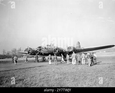 « KNOCK OUT DROPPER » TIENT LA TÊTE DU MARATHON DE BOMBARDEMENT DE FORTERESSE VOLANTE : les hommes qui gardent la forteresse volante « Knock Out Dropper » dans les airs se retirent alors que les moteurs démarrent, prêts pour le décollage. 13 novembre 1943 Banque D'Images