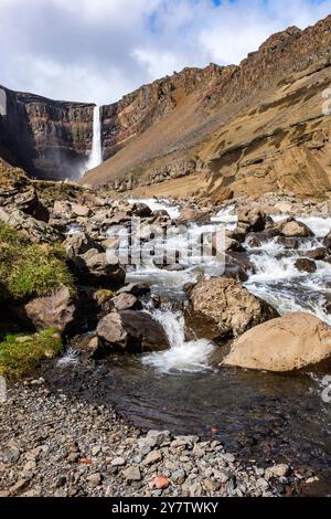 Hengifoss est en fait la rivière Hengifossá, qui se jette dans le lac Lögurinn en contrebas. A 120m, elle est la 3ème plus haute cascade du pays après Glymur Banque D'Images