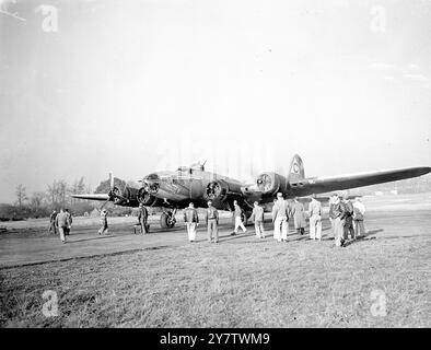 « KNOCK OUT DROPPER » TIENT LA TÊTE DU MARATHON DE BOMBARDEMENT DE FORTERESSE VOLANTE : les hommes qui gardent la forteresse volante « Knock Out Dropper » dans les airs se retirent alors que les moteurs démarrent, prêts pour le décollage. 13 novembre 1943 Banque D'Images