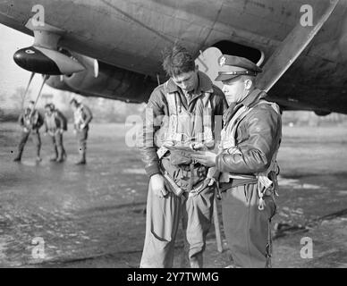 ' KNOCK OUT DROPPER ' TIENT LA TÊTE DANS LE MARATHON DE BOMBARDEMENT DE FORTERESSE VOLANTE montre : le premier lieutenant Malcolm E Brown, de Sylva, Caroline du Nord, le pilote, et son copilote le capitaine George T Mackin de Portland, Oregon, se concertent avant de décoller. 13 novembre 1943 Banque D'Images