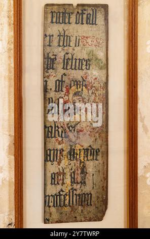 Angleterre médiévale ; prieuré de Binham, section de l'écran de rood mettant en vedette le Christ ressuscité, et texte biblique, village de Binham, Norfolk Royaume-Uni Banque D'Images
