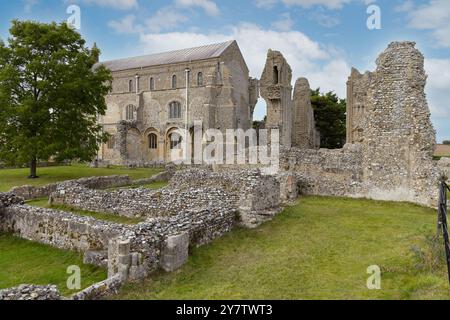 Extérieur, Binham Priory, ou St Marys Priory, Binham village, Norfolk, Royaume-Uni ; un bâtiment médiéval bénédictin du 11ème siècle encore utilisé comme église aujourd'hui. Banque D'Images