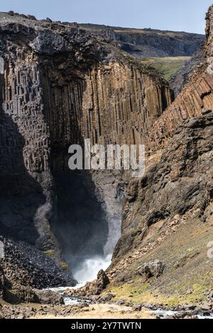 Hengifoss est en fait la rivière Hengifossá, qui se jette dans le lac Lögurinn en contrebas. A 120m, elle est la 3ème plus haute cascade du pays après Glymur Banque D'Images