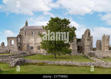 Extérieur, Binham Priory, ou St Marys Priory, Binham village, Norfolk, Royaume-Uni ; un bâtiment médiéval bénédictin du 11ème siècle encore utilisé comme église aujourd'hui. Banque D'Images