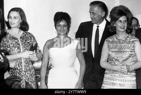 Madrid, Espagne : la danseuse et chanteuse espagnole de flamenco Lola Flores (robe blanche), à qui le gouvernement espagnol a récemment décerné la Croix d'Isabelle la Catholique pour ses performances artistiques dans les pays d'Amérique latine, est photographiée lorsqu'elle a reçu la décoration, le 12 avril 1962, lors d'un dîner présidé par le ministre secrétaire général du mouvement national, José Solis Ruiz. On voit ici à la réception, de gauche à droite : l'ancienne actrice italienne Lucia Bose, épouse du célèbre matador espagnol Luis Miguel Dominguin ; Lola Flores ; l'acteur britannique Stewart Granger, et le scoialite espagnol Banque D'Images