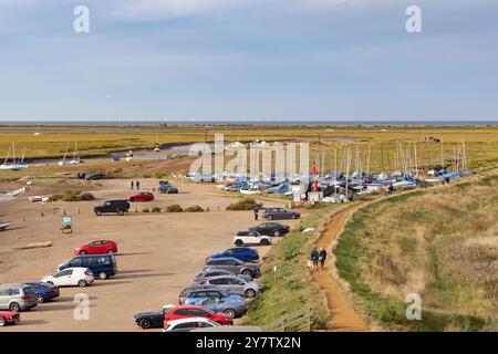 Blakeney point, Blakeney Norfolk Royaume-Uni ; soleil d'automne surplombant le parking et les bateaux de la crique, paysage de Norfolk sur la côte nord de Norfolk, Royaume-Uni Banque D'Images