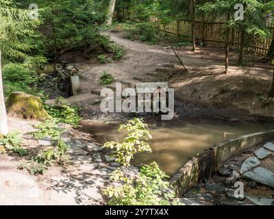 Ceska Kamenice, République tchèque, 1er août 2024 : Parc miniature Mlynky marque de vieux bâtiments dans la ville de Ceska Kamenice Banque D'Images