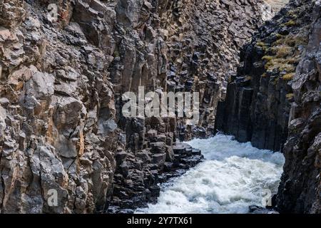 Hengifoss est en fait la rivière Hengifossá, qui se jette dans le lac Lögurinn en contrebas. A 120m, elle est la 3ème plus haute cascade du pays après Glymur Banque D'Images