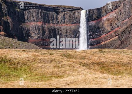 Hengifoss est en fait la rivière Hengifossá, qui se jette dans le lac Lögurinn en contrebas. A 120m, elle est la 3ème plus haute cascade du pays après Glymur Banque D'Images