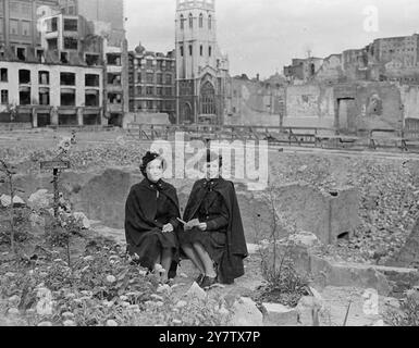 LES INFIRMIÈRES AMÉRICAINES VOIENT LA VILLE ENDOMMAGÉE PAR LA BOMBE spectacles de photos : deux infirmières américaines de Kansas City, aux États-Unis, maintenant à Londres, ont visité certaines des zones bombardées de la ville de Londres. Ici, ils sont vus assis parmi les débris des bâtiments bombardés - où des fleurs peuvent également être vues pousser. Il s'agit du sous-lieutenant Marion Cross (à gauche) et du sous-lieutenant Dorothy Downs. 18 septembre 1942 Banque D'Images