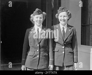 LES INFIRMIÈRES AMÉRICAINES VOIENT LA VILLE ENDOMMAGÉE PAR LA BOMBE spectacles de photos : deux infirmières américaines de Kansas City, aux États-Unis, maintenant à Londres, ils sont les deuxièmes lieutenants Dorothy Downs et Marion Cross 18 septembre 1942 Banque D'Images