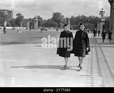 LES INFIRMIÈRES AMÉRICAINES VOIENT LA VILLE ENDOMMAGÉE PAR LA BOMBE spectacles de photos : deux infirmières américaines de Kansas City, aux États-Unis, maintenant à Londres, ils sont les deuxièmes lieutenants Dorothy Downs et Marion Cross 18 septembre 1942 Banque D'Images