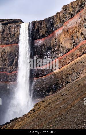 Hengifoss est en fait la rivière Hengifossá, qui se jette dans le lac Lögurinn en contrebas. A 120m, elle est la 3ème plus haute cascade du pays après Glymur Banque D'Images