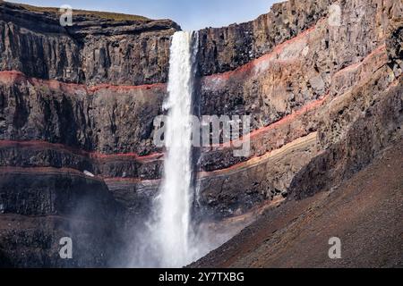 Hengifoss est en fait la rivière Hengifossá, qui se jette dans le lac Lögurinn en contrebas. A 120m, elle est la 3ème plus haute cascade du pays après Glymur Banque D'Images