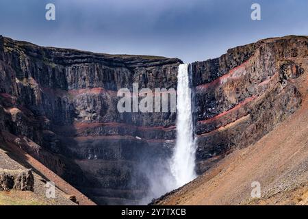 Hengifoss est en fait la rivière Hengifossá, qui se jette dans le lac Lögurinn en contrebas. A 120m, elle est la 3ème plus haute cascade du pays après Glymur Banque D'Images