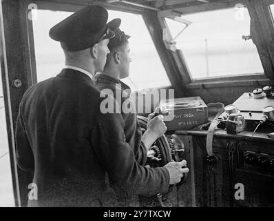 L'ÉTABLISSEMENT DE LA MARINE CÔTIÈRE UTILISÉ POUR FORMER LES MARINS MARCHANDS dans le seul établissement de la Royal Navy pour les marins marchands HMS Gordon qui prend la forme de bâtiments de randonnée sur terre ferme, avec un quai, les hommes de 19 à 41 sont mis sous discipline navale avec des uniformes de marine et enseignés à la marine avant même de monter à bord d'un navire. Ce sont des hommes qui, lors de leur enregistrement, ont exprimé leur préférence pour la Marine et ont été affectés au service marchand. Pratiquement toute l'instruction dans cet établissement de terre pour les marins marchands, comme apprendre à tirer, épisser, diriger un navire et lire une boussole, est carri Banque D'Images