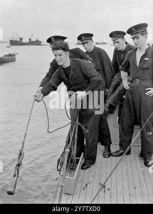 L'ÉTABLISSEMENT DE LA MARINE CÔTIÈRE ÉTAIT UTILISÉ POUR FORMER LES MARINS MARCHANDS dans le seul établissement de la Royal Navy pour les marins marchands HMS 'Gordon' qui prend la forme de bâtiments déambulants sur terre ferme avec une jetée, les hommes de 19 à 41 ans sont placés sous dsicipline navale, reçoivent un uniforme naval et enseignent la marine avant même d'embarquer sur un navire. Ce sont des hommes qui, lors de leur enregistrement, ont exprimé une préférence pour la marine et ont été affectés à la marine marchande. Pratiquement toute l'instruction dans cet établissement de terre pour les marins marchands, comme apprendre à tirer, épisser, diriger un navire et lire une boussole, est portée Banque D'Images