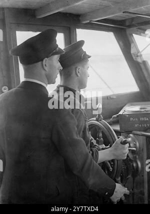 L'ÉTABLISSEMENT DE LA MARINE CÔTIÈRE UTILISÉ POUR FORMER LES MARINS MARCHANDS dans le seul établissement de la Royal Navy pour les marins marchands HMS Gordon qui prend la forme de bâtiments de randonnée sur terre ferme, avec un quai, les hommes de 19 à 41 sont mis sous discipline navale avec des uniformes de marine et enseignés à la marine avant même de monter à bord d'un navire. Ce sont des hommes qui, lors de leur enregistrement, ont exprimé leur préférence pour la Marine et ont été affectés au service marchand. Pratiquement toute l'instruction dans cet établissement de terre pour les marins marchands, comme apprendre à tirer, épisser, diriger un navire et lire une boussole, est carri Banque D'Images