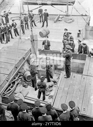 L'ÉTABLISSEMENT TERRESTRE DE LA NAVY ÉTAIT UTILISÉ POUR FORMER LES MARINS MARCHANDS dans le seul établissement de la Royal Navy pour les marins marchands HMS Gordon qui prend la forme de bâtiments de randonnée sur la terre ferme, avec un quai, les hommes de 19 à 41 sont mis sous discipline navale en donnant des uniformes de marine et des navires de taugth avant même de monter à bord d'un navire. Ce sont des hommes qui, lorsqu'ils se sont enregistrés, ont exprimé leur préférence pour la marine et ont été déloyaux envers le service marchand. Pratiquement toute l'instruction dans cet établissement de terre pour les marins marchands, comme apprendre à tirer, épisser, diriger un navire et lire une boussole, est portée Banque D'Images