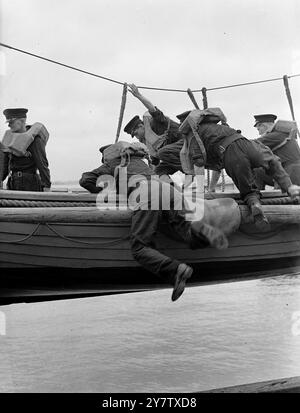 L'ÉTABLISSEMENT TERRESTRE DE LA MARINE UTILISÉ POUR FORMER LES MARINS MARCHANDS dans le seul établissement de la Royal Navy pour les marins marchands HMS Gordon qui prend la forme de bâtiments de promenade sur terre ferme avec une jetée, les hommes de 19 à 41 ans sont placés sous dsicipline navale, reçoivent un uniforme naval et enseignent la marine avant même d'embarquer sur un navire. Ce sont des hommes qui, lors de leur enregistrement, ont exprimé une préférence pour la marine et ont été affectés à la marine marchande. Pratiquement toute l'instruction dans cet établissement de terre pour les marins marchands, comme apprendre à tirer, épisser, diriger un navire et lire une boussole, est portée ou Banque D'Images