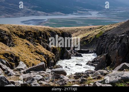 Hengifoss est en fait la rivière Hengifossá, qui se jette dans le lac Lögurinn en contrebas. A 120m, elle est la 3ème plus haute cascade du pays après Glymur Banque D'Images