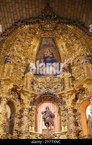 Avila, Castilla y Leon, Espagne- 18 août 2024 : maître-autel de la Basilique de l'église San Vicente, également connue sous le nom d'église des martyrs frères Saint V. Banque D'Images