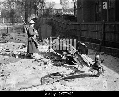 BOMBARDIER NAZI ABATTU DANS LA RUE DE LONDRES deux bombardiers allemands auraient été abattus à Londres lors du nouveau "blitz" - l'un des pires depuis le début de la guerre. L'un d'eux a été descendu dans une rue de la région de londres et l'épave a été éparpillée sur une vaste zone. Photo montre : épave du bombardier allemand dispersée dans la rue après qu'il ait été abattu. 17 avril 1941 Banque D'Images