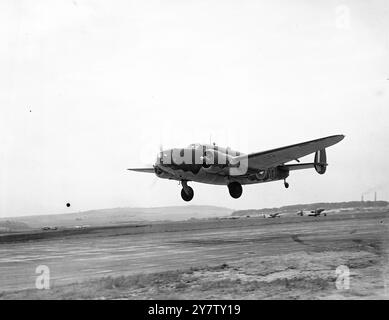 LES AVIATEURS NÉERLANDAIS PILOTENT DES BOMBARDIERS AMÉRICAINS EN SERVICE DE CONVOI dans une base opérationnelle du Royal Dutch Naval Air Service en Écosse ces photographies ont été prises dans une base opérationnelle du Royal Dutch Naval Air Service en Écosse, où les aviateurs coloniaux néerlandais et néerlandais travaillent en coopération avec les bombardiers américains Lockheed-Hudson de la RAF, l'un des premiers et des plus utiles types d'avions américains en service dans la RAF, leurs fonctions consistent principalement à convoi, escorte en étroite collaboration avec leurs unités navales protectrices. Chaque jour, les aviateurs hollandais de cette station hissent le drapeau de leur pays sur l'aerodrom Banque D'Images