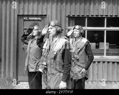 LES AVIATEURS NÉERLANDAIS PILOTENT DES BOMBARDIERS AMÉRICAINS EN SERVICE DE CONVOI dans une base opérationnelle du Royal Dutch Naval Air Service en Écosse ces photographies ont été prises dans une base opérationnelle du Royal Dutch Naval Air Service en Écosse, où les aviateurs coloniaux néerlandais et néerlandais travaillent en coopération avec les bombardiers américains Lockheed-Hudson de la RAF, l'un des premiers et des plus utiles types d'avions américains en service dans la RAF, leurs fonctions consistent principalement à convoi, escorte en étroite collaboration avec leurs unités navales protectrices. Chaque jour, les aviateurs hollandais de cette station hissent leur drapeau national sur l'aérodrome Banque D'Images