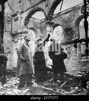 LES DIFFUSEURS AUSTRALIENS VISITENT LE ST ENDOMMAGÉ. BRIDES CHURCH photos Shows : un policier londonien signalant la destruction de brides, la célèbre vieille église Wren, qui a été détruite dans le feu blitz nazi à Londres, lors d'une visite de M. Robert McCall (à gauche), le directeur de l'Australian Broadcasting Commission à Victoria, qui agit en tant qu'organisateur du programme Pacifique pour la BBC et Colin Wills, le journaliste et diffuseur australien bien connu. 12 février 1941 Banque D'Images