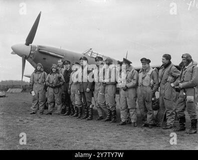 TOUS LES ESCADRILLES DE CHASSE AMÉRICAINES SERVANT MAINTENANT AVEC L'escadron Eagle de LA ROYAL AIR FORCE entrent en action avec Hurricanes. Après plusieurs mois de formation opérationnelle spécialisée, l’Eagle Squadron, All american Fighter Squadron de la RAF dont les pilotes viennent de toute l’Amérique, a pris sa place auprès des pilotes de chasse britanniques, dominionaux et alliés de la RAF équipés de Hurricanes. Tous les américains sont des pilotes qualifiés beaucoup d'entre eux ont déjà été en action contre la Lufwaffe, volant avec des stations régulières de la RAF, avant la formation de l'Eagle Squadron. Certains volaient pour la France l'année dernière, et Banque D'Images