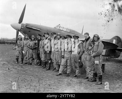 TOUS LES ESCADRILLES DE CHASSE AMÉRICAINES SERVANT MAINTENANT AVEC L'escadron Eagle de LA ROYAL AIR FORCE entrent en action avec Hurricanes. Après plusieurs mois de formation opérationnelle spécialisée, l’Eagle Squadron, All american Fighter Squadron de la RAF dont les pilotes viennent de toute l’Amérique, a pris sa place auprès des pilotes de chasse britanniques, dominionaux et alliés de la RAF équipés de Hurricanes. Tous les américains sont des pilotes qualifiés beaucoup d'entre eux ont déjà été en action contre la Lufwaffe, volant avec des stations régulières de la RAF, avant la formation de l'Eagle Squadron. Certains volaient pour la France l'année dernière, et Banque D'Images