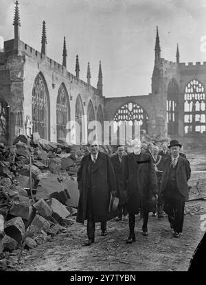 WENDELL WILKIE VISITE LES VILLES DU MIDLAND POUR VOIR LES DOMMAGES CAUSÉS PAR LES RAIDS AÉRIENS M. Wendell Willkie a fait un tour des villes du Midland, y compris Birmingham et Coventry, pour voir les dommages causés pendant les raids aériens allemands, au cours d'une étape supplémentaire de son tour tourbillon «pour voir les choses par lui-même» lors de sa visite dans ce pays. Photo montre : M. Wendell Willkie avec le maire de Coventry ALD. J. Mosley, et l'évêque de Coventry inspectant les dommages à la cathédrale historique de Coventry. 3 février 1941 Banque D'Images