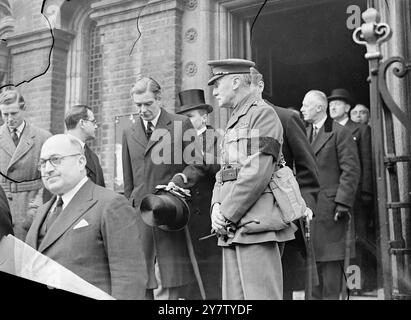 M. ANTHONY EDEN ASSISTE AU SERVICE COMMÉMORATIF DU GÉNÉRAL METAXAS À LONDRES. M. Anthony Eden, secrétaire d'État aux affaires étrangères, a été parmi les nombreuses personnalités qui ont assisté aujourd'hui à la cérémonie commémorative du regretté général Metaxas, président du Conseil grec, qui s'est tenue à la cathédrale grecque, Bayswater Road, à Londres. Photos : M. Anthony Eden quittant la Cathédrale après le Service. 4 février 1941 Banque D'Images