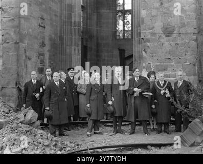 WENDELL WILKIE VISITE LES VILLES DU MIDLAND POUR VOIR LES DOMMAGES CAUSÉS PAR LES RAIDS AÉRIENS M. Wendell Willkie a fait un tour des villes du Midland, y compris Birmingham et Coventry, pour voir les dommages causés pendant les raids aériens allemands, au cours d'une étape supplémentaire de son tour tourbillon «pour voir les choses par lui-même» lors de sa visite dans ce pays. Photo montre : M. Wendell Willkie avec le maire de Coventry ALD. J. Mosley, et l'évêque de Coventry inspectant les dommages à la cathédrale historique de Coventry. 3 février 1941 Banque D'Images