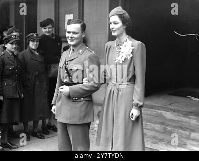 COMTE D'INCHCAPE ÉPOUSE LA VEUVE DU PILOTE DE la RAF le comte d'Inchcape âgé de 23 ans, qui sert dans les 12 Royal Lancers et a servi avec la BEF en France, a été marié à la chapelle Grosvenor, South Audley Street, à Mme Pixie Rannay, fille de Sir richard et Lady Pease de Richmond, et veuve du pilote Patrick Hannay, qui a été tué alors qu'il servait dans la Royal Air Force en mai dernier. Lord Inchcape a été décrit comme le soldat le plus riche de l'armée et la propriété de ses grands-pères a été évaluée à plus de deux millions de livres. Photos : la mariée et le marié quittant la chapelle après la cérémonie. 12 Banque D'Images