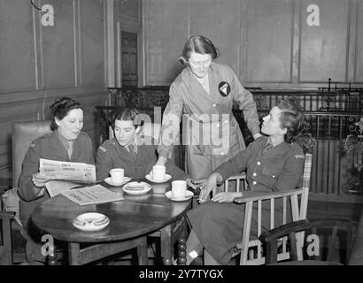 FILLES FRANÇAISES LIBRES le corps Feminin (l'homologue français libre de l'ATS) est maintenant à la hauteur - avec son siège à Londres. Ici, les filles ont leur propre cantine, et sont en mesure de passer leurs heures de repos ensemble, avec des jeux, du chant et d'autres commodités et compagnie. Spectacles de photos : certaines des filles dégustant une tasse de thé et lisant les journaux français. 1er février 1941 Banque D'Images