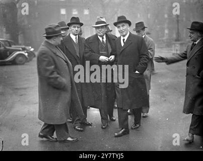 M. WILLKIE ARRIVE EN ANGLETERRE M. Wendell Willkie, le candidat républicain vaincu à l'élection présidentielle américaine qui a recueilli 22 millions de voix est arrivé en Angleterre après avoir volé de Lisbonne, pour étudier ce pays dans des conditions de guerre. Photos : M. Wendell Willkie entouré de représentants de la presse à son arrivée en Angleterre. 27 janvier 1941 Banque D'Images