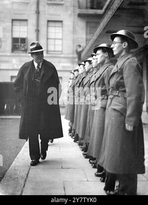 WENDELL WILLKIE INSPECTE LE HOME GUARD M. Wendell Willkie, le candidat républicain à la récente élection présidentielle, qui a recueilli 22 millions de voix, et qui est en visite en Angleterre pour voir par lui-même comment les choses sont vraiment, a inspecté Home Guards ce matin à Londres, après avoir voyagé dans la nuit depuis un port de l'ouest de l'Angleterre. Photos : M. Willkie inspectant les Home Guards devant le ministère de l'information. 27 janvier 1941 Banque D'Images