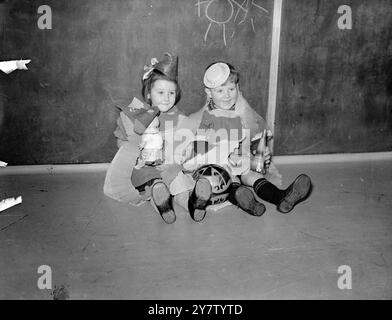 Une FÊTE DE NOËL - LA GARDERIE TOTTENHAM, PARK LANE les enfants dans une garderie pour les enfants de moins de cinq ans, dont les pères sont principalement dans l'armée et leurs mères sont au travail, ont néanmoins passé un agréable Noël. Spectacles de photos : petit Derek Durkin, quatre ans avec Ann Ryan, trois ans et demi, s'amusant dans un coin à leur fête de Noël. 18 décembre 1940 Banque D'Images