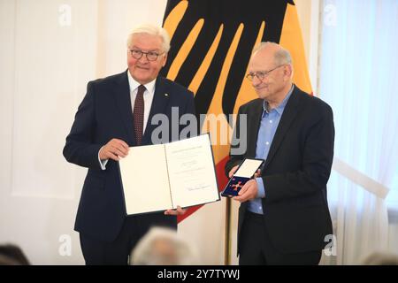 Ordensverleihung zum Tag der Deutschen Einheit Berlin, 01.10.2024 Bundespräsident Frank-Walter Steinmeier zeichnet AM 1. Oktober in Schloss Bellevue 28 Bürgerinnen und Bürger zum Tag der Deutschen Einheit mit dem Verdienstorden der Bundesrepublik Deutschland aus. Dr h. c. Günther Dilling, Wolfenbüttel/Niedersachsen Der Volksaufstand vom 17. Juni 1953 ist ein zentrales Ereignis der deutschen Freiheitsgeschichte. Günter Dilling ist einer der mutigen Aktiven. ALS 19-jähriger Tischlergeselle War er Streikführer einer Jugendbrigade dans Ost-Berlin. berlin Allemagne *** Prix de l'ordre du mérite de t Banque D'Images